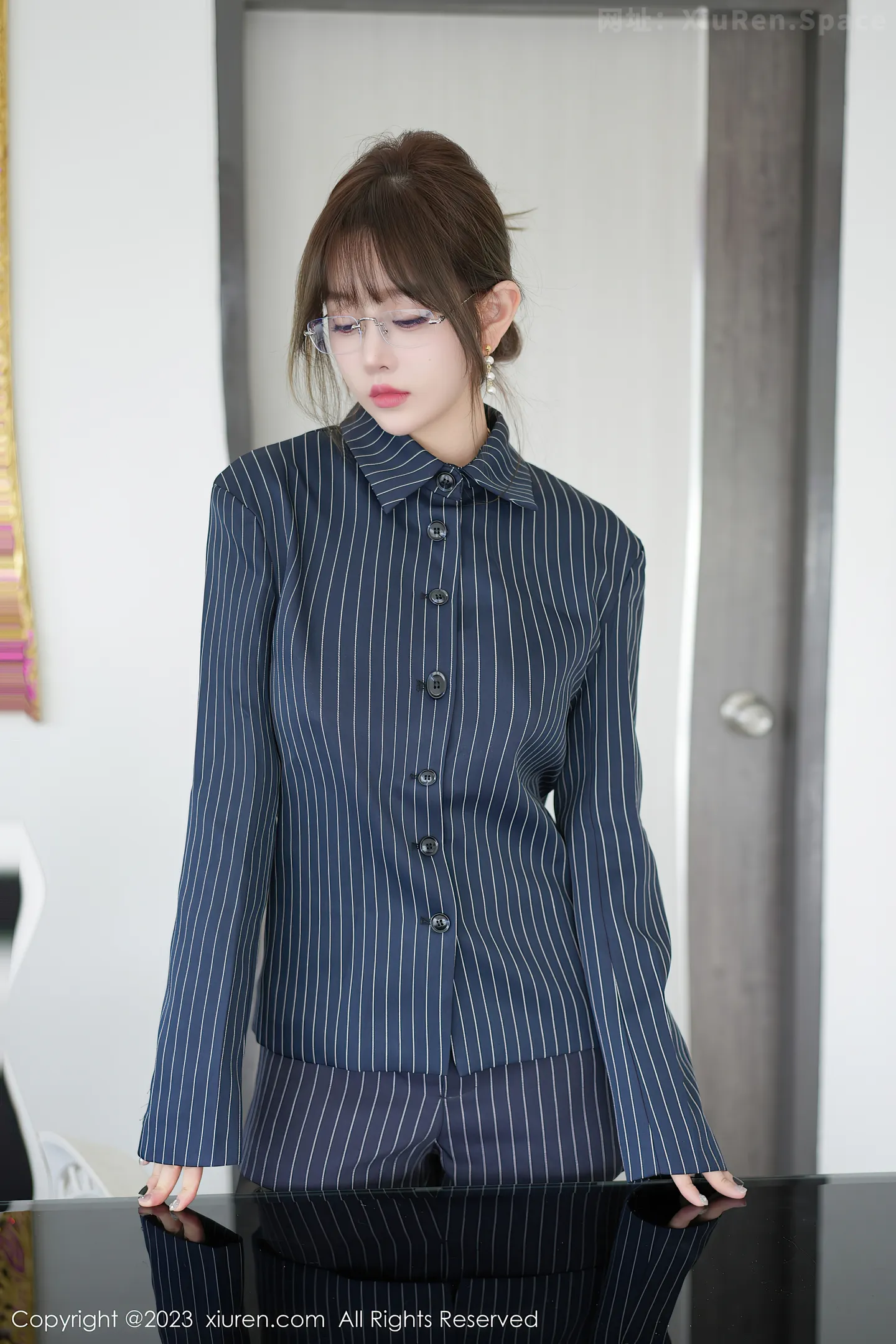 图片[2]-[XiuRen秀人网]2023.05.06 NO.6689 王雨纯 蓝色衬衫与短裙加黑丝美腿性感私房写真集-秀人网官方网站